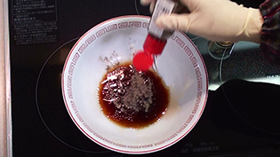 塩と胡椒を入れる
