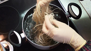 麺をゆでる