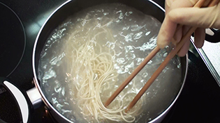 麺がくっつかないようにかき混ぜながらゆでる