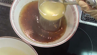 丼にスープを400ccほど注ぐ