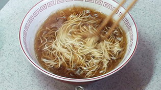 麺をほぐす