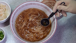 スープの味見をする