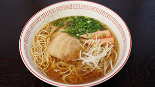 ねぎ、もやし、チャーシュー、かまぼこなどのトッピングをのせて完成
