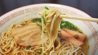 水炊きの残り汁で作る醤油ラーメンの作り方