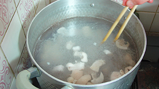 たっぷりのお湯で下茹でする