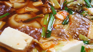 野菜、豆腐を入れて10分ほど煮る