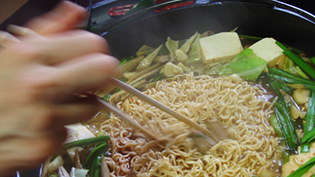 シメにチャンポン麺を入れて煮る