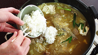 残り汁を煮立てて、冷やご飯を入れる