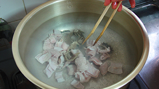 圧力鍋で作るもつ鍋:もつを熱湯で茹でて臭みを取る