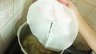 圧が抜けたらふたをはずし、油とりシートをかける