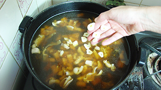調味料を入れる