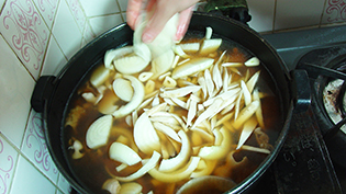 ごぼう、玉葱など煮えにくい野菜から入れる