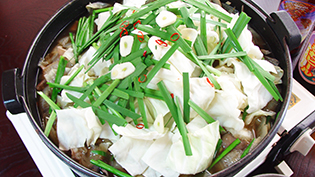 ニラ、豆腐を入れて煮る