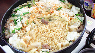 硬麺にゆでたラーメンを入れる