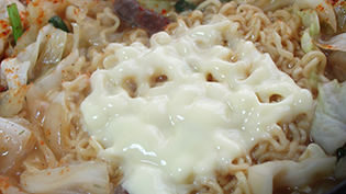 チーズが溶けたらラーメンごといただく
