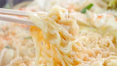 チーズを絡めた韓国辛(しん)ラーメン