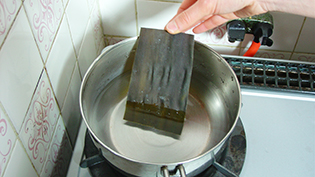 おでんの残りで作るとうめしの作り方:鍋に水と昆布を入れて中火にかける