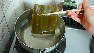 沸騰直前になったら昆布を取りだす