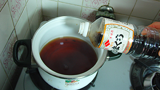 砂糖と醤油を加える