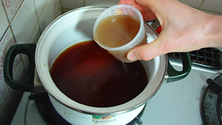 おでんの残りつゆをカップ1杯加える