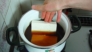 豆腐を鍋に入れる
