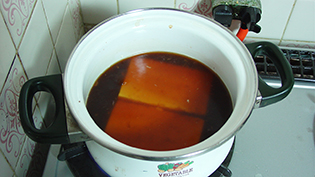弱火で20分煮て味をしみ込ませる
