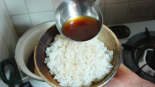 丼にご飯をよそい、上から甘辛いつゆをかける