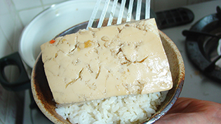豆腐をのせる