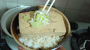 ご飯と豆腐を混ぜながら食べる
