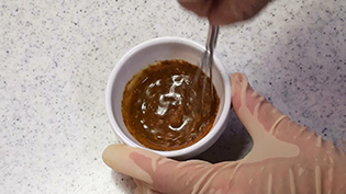 カレー粉におでんの煮汁を加えて溶く