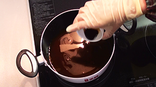 おでんの残り汁にカレーとウスターソースを加えて温める