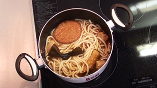 うどん玉とおでんの具を加えて、2〜3分煮る
