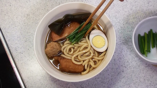 丼によそって3cm長さに切ったねぎをのせる