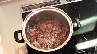 昆布を取り出して火にかけ、煮立ったらかつ節を入れて弱火で1分煮出して火を止める