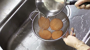 味のよくしみたおでんの作り方:さつま揚げは湯通しして油を抜く