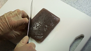 こんにゃくに包丁で格子目を入れる