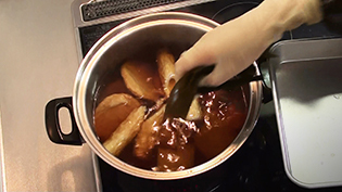 さつま揚げやちくわ、昆布は後から加えて弱火で煮る