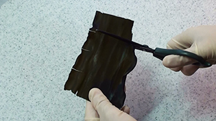 出汁が出やすいように、昆布に切れ目を入れる