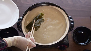 沸騰直前に昆布を取り出す