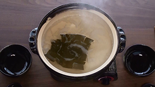 火を消し、再度昆布を入れる