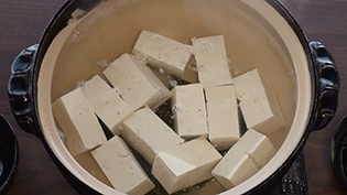 二丁分の豆腐を入れる