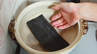 美味しい湯豆腐の作り方:土鍋に昆布を入れる