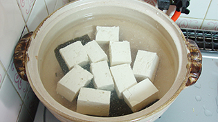 切った豆腐を鍋に入れる