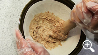 温泉湯豆腐にあう納豆だれの作り方:ひき割り納豆を粘りが出るまでよくすり、みそを混ぜる
