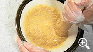 溶き卵、だし汁でのばして納豆だれの完成