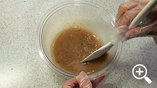 温泉湯豆腐に合う梅のつけだれのレシピ:材料をすべて混ぜ合わせる