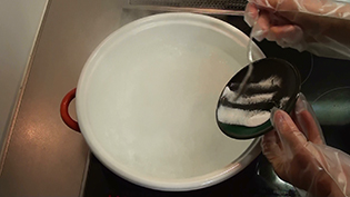 とろとろ温泉湯豆腐の作り方:お湯に重曹を加える