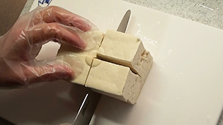 豆腐を八等分に切る