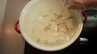 豆腐を鍋に入れる