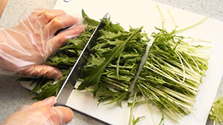 水菜は根を落とし、3等分する